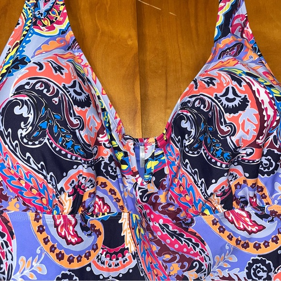 Plus Size Notched Scoop-Neck One-Piece Swimsuit - Picture 4 of 7